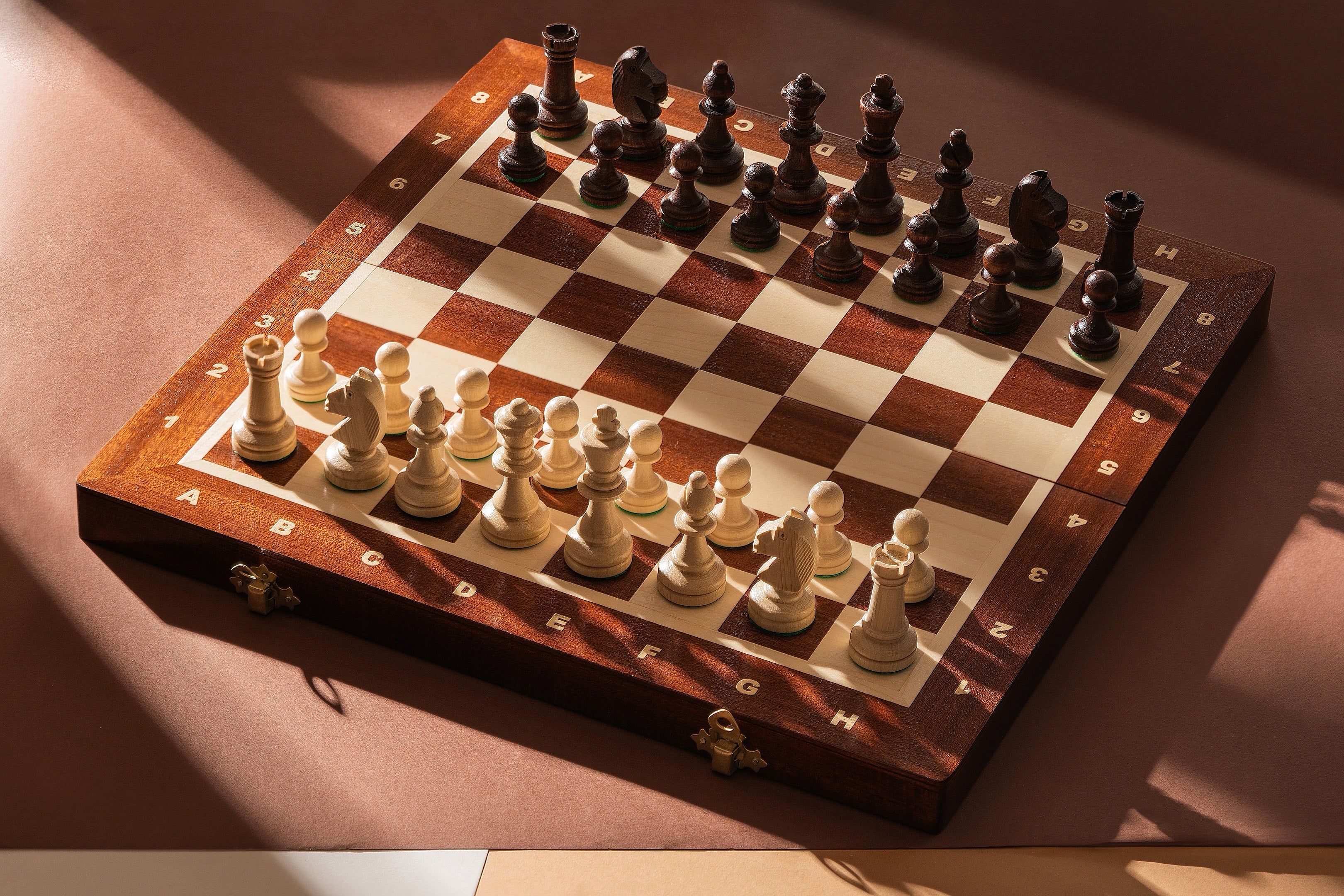 Set di scacchi da torneo n. 4 New Line, intarsiato (42x42 cm) - Set di scacchi da torneo n. 4 New Line, intarsiato (42x42 cm)