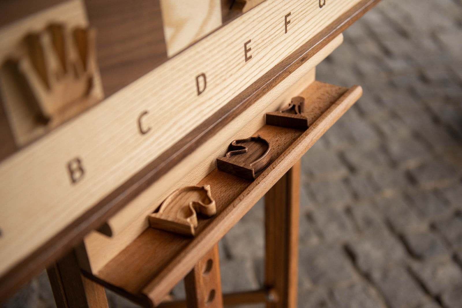 Cornice di legno / cavalletto per un'elegante scacchiera dimostrativa - Cornice di legno / cavalletto per un'elegante scacchiera dimostrativa