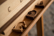Cornice di legno / cavalletto per un'elegante scacchiera dimostrativa