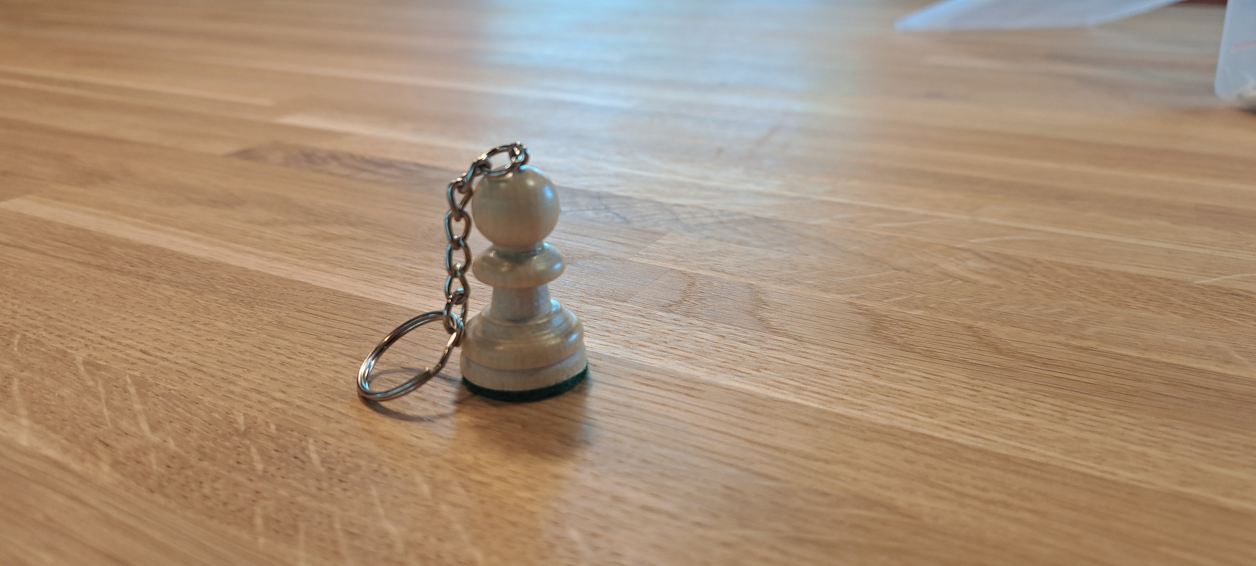 brelok-bialy-pion-krwhitepawn.jpg